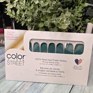 Color Street- Feeling Pine- Green Christmas nail design